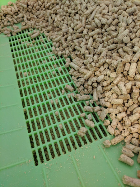 Breeze system grate for wood pellets to drop opt
